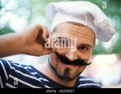 Tenue à la française.Un jeune homme vêtu d'un béret et d'une fausse moustache. Banque D'Images