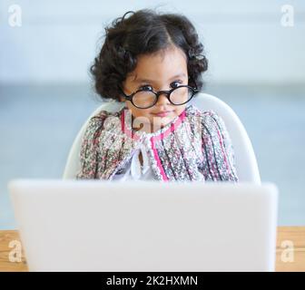 Apprendre au fur et à mesure de sa croissance.Photo d'une petite fille mignonne à la maison. Banque D'Images