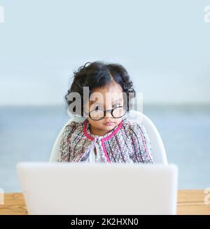 Apprendre au fur et à mesure de sa croissance.Photo d'une petite fille mignonne à la maison. Banque D'Images