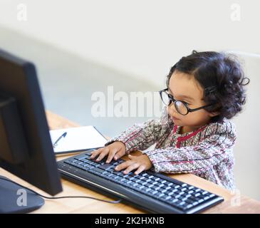 Apprendre au fur et à mesure de sa croissance.Photo d'une petite fille mignonne à la maison. Banque D'Images