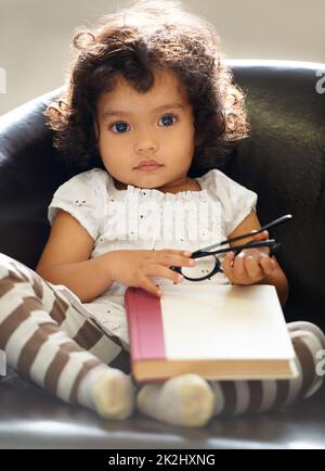 Apprendre au fur et à mesure de sa croissance.Photo d'une petite fille mignonne à la maison. Banque D'Images