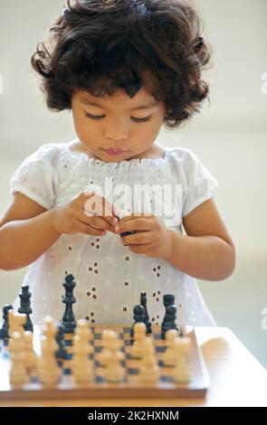 Apprendre au fur et à mesure de sa croissance.Photo d'une petite fille mignonne à la maison. Banque D'Images