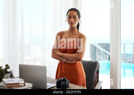 Je suis destiné au succès.Portrait court d'une jeune femme d'affaires attirante debout avec ses bras croisés dans son bureau à domicile. Banque D'Images