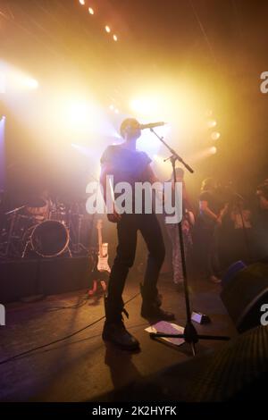 Jouer aux fans adorants. Tourné d'un groupe jouant à un festival de musique - ce concert a été créé dans le seul but de ce tournage de photo, avec 300 modèles et 3 groupes live. Tous les participants à cette séance photo sont sortis du modèle. Banque D'Images