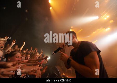 Nous vivons pour écouter. Prise de vue de fans profitant d'une musique - ce concert a été créé dans le seul but de cette séance photo, avec 300 modèles et 3 groupes live. Tous les participants à cette séance photo sont sortis du modèle. Banque D'Images