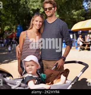 Une paire parfaite des parents parfaits.Un beau couple sur une sortie avec leur bébé mignon. Banque D'Images