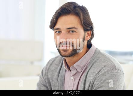 Pour un look décontracté.Portrait rogné d'un beau homme souriant à l'appareil photo. Banque D'Images