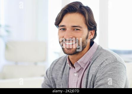 Pour un look décontracté.Portrait rogné d'un beau homme souriant à l'appareil photo. Banque D'Images