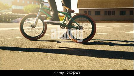 Prêt à rouler.Coupe courte d'un cycliste BMX masculin méconnaissable à l'extérieur. Banque D'Images