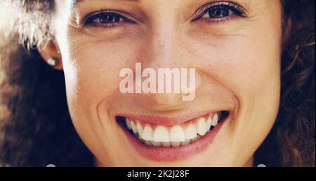 Elle qui est heureuse est belle. Portrait d'une femme heureuse et attrayante à l'extérieur. Banque D'Images