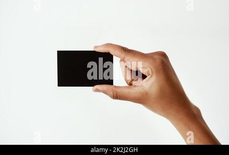 Votre marque se trouve ici. Photo d'une femme non reconnaissable portant une carte vierge en studio. Banque D'Images