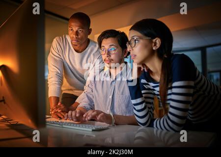 Travailler ensemble. Photo des programmeurs travaillant ensemble tard dans le bureau. Banque D'Images