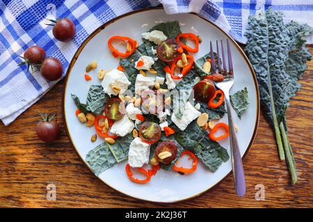 Salade végétarienne saine avec fromage de chèvre, tomate, poivre, kale. Vue de dessus Banque D'Images