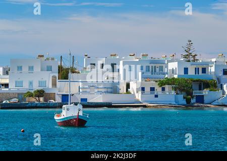 La plage et le village de pêcheurs de Pollonia à Milos, Grèce Banque D'Images