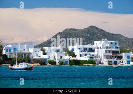 La plage et le village de pêcheurs de Pollonia à Milos, Grèce Banque D'Images