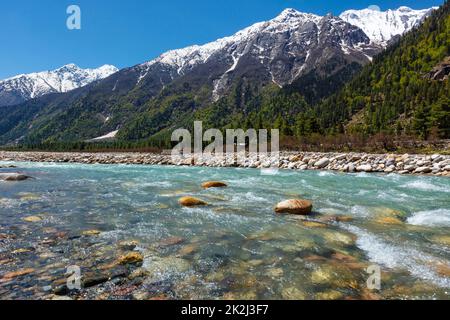 Rivière Baspa en Himalaya Banque D'Images