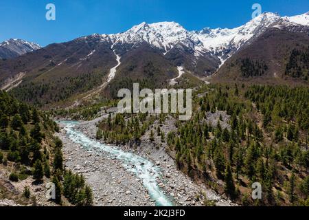 Rivière Baspa en Himalaya Banque D'Images