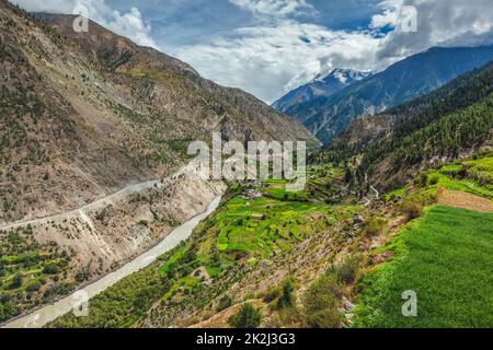 Rivière Chandra dans la vallée de Lahaul dans l'Himalaya Banque D'Images