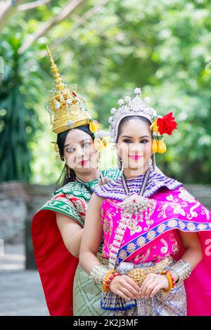 Femmes asiatiques portant une robe traditionnelle thaïlandaise typique. Danse traditionnelle. Banque D'Images