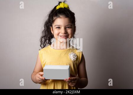 Petite fille tenant une boîte dans la main maquette de série 421 Banque D'Images