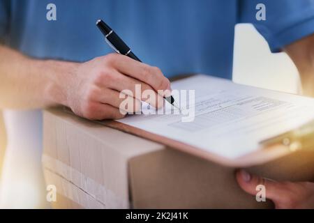 Garder le chemin du papier intact. Photo d'un liveur non identifiable qui remplit les documents pendant une livraison. Banque D'Images