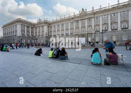 Madrid, Espagne, septembre 2022. Les gens le long de la Calle de Bailen dans le centre-ville Banque D'Images