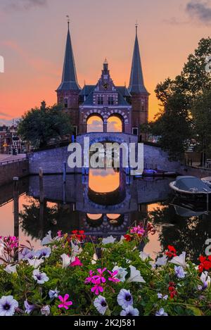 Une soirée à la célèbre Waterpoort, illuminée en bleu. Le Waterpoort ou Hoogendster Pijp est une porte d'eau, une porte dans un mur défensif qui se connecte Banque D'Images