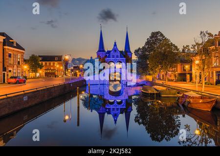 Une soirée à la célèbre Waterpoort, illuminée en bleu. Le Waterpoort ou Hoogendster Pijp est une porte d'eau, une porte dans un mur défensif qui se connecte Banque D'Images