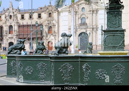 Magnifique fontaine sur la Plaza Mayor de Lima avec le Palais de l'Archevêque de Lima et Lima Cathrdrique en toile de fond, Lima, Pérou Banque D'Images