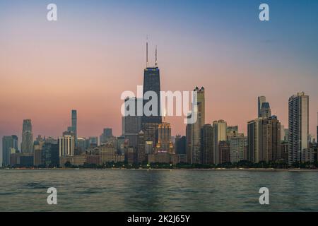 Vue sur le coucher du soleil sur les gratte-ciel du centre-ville depuis le lac Michigan, Chicago, Illinois, États-Unis Banque D'Images