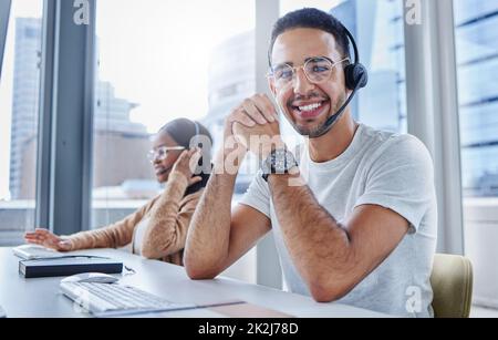 Le travail d'équipe permet au rêve de fonctionner parfaitement. Photo de collègues hommes et femmes travaillant ensemble dans leur bureau dans un centre d'appels. Banque D'Images