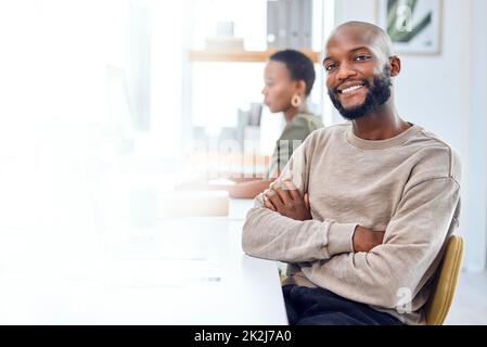 Tout le monde veut le succès, être le genre de personne qui travaille pour lui. Portrait d'un homme d'affaires confiant assis à son bureau. Banque D'Images