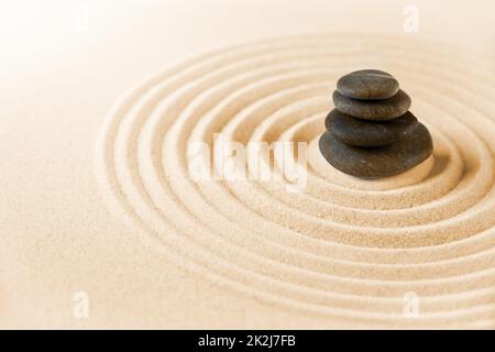 Jardin japonais zen et arrière-plan en pierres noires Banque D'Images