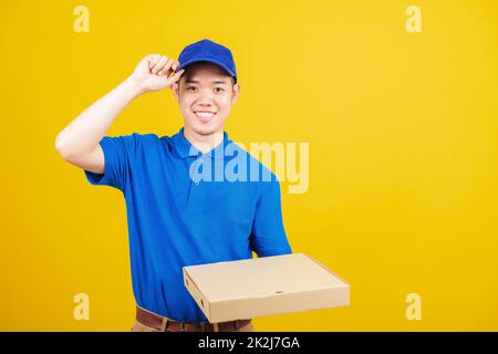 le livreur se tenant debout il sourire portant un t-shirt bleu et un chapeau uniforme tenir donner à la nourriture commander boîtes de pizza carton Banque D'Images