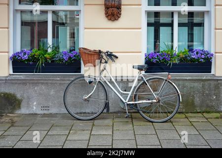 Vélo stationné près de la maison aux pays-Bas Banque D'Images