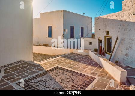 Vue typique du village grec avec maisons blanchies à la chaux. Ville de Plaka, île de Milos, Grèce Banque D'Images