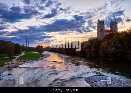 Rivière Isar, parc et église St Maximilian depuis le pont de Reichenbach. Munchen, Bavière, Allemagne. Banque D'Images