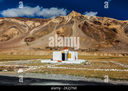 Petit temple hindou à Sarchu sur la route Manali-Leh à Ladakh, Inde Banque D'Images