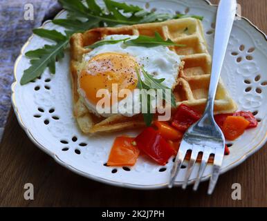 Petit déjeuner sain .Délicieux repas d'œufs et de légumes fraîchement préparés.Gaufres au sarrasin sans gluten avec œufs frits vue de dessus Banque D'Images