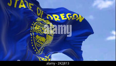 Le drapeau de l'État américain de l'Oregon agitant sous le vent Banque D'Images