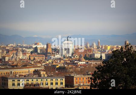 Vue panoramique sur le centre historique de Rome, Italie depuis la colline et la terrasse Janicule, avec Vittoriano, l'église Trinità dei Monti et le palais Quirinale. Banque D'Images