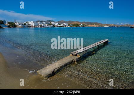 La plage et le village de pêcheurs de Pollonia à Milos, Grèce Banque D'Images