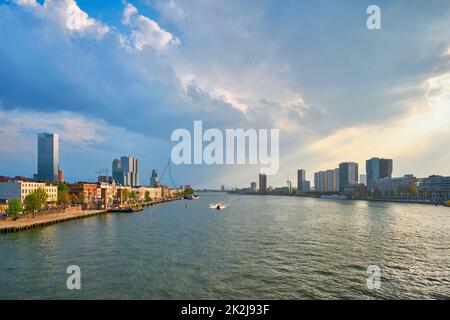 Rotterdam vue panoramique sur la rivière Nieuwe Maas, pays-Bas Banque D'Images