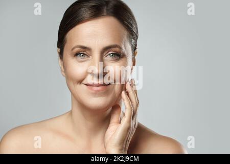 Belle femme d'âge moyen avec une peau propre et froissée Banque D'Images