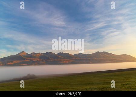 Tatras au lever du soleil en automne, Slovaquie Banque D'Images