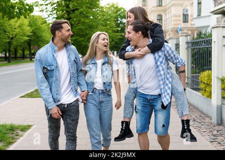 Les meilleurs amis s'amusent en marchant dans la rue Banque D'Images