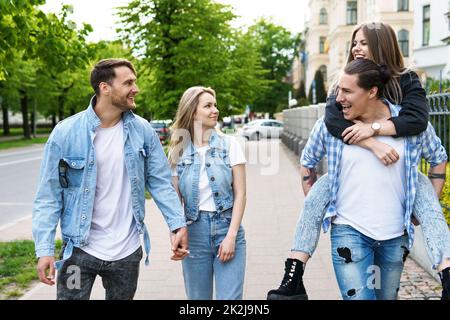 Les meilleurs amis s'amusent en marchant dans la rue Banque D'Images