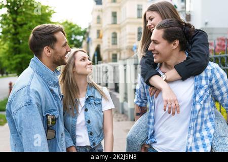 Les meilleurs amis s'amusent en marchant dans la rue Banque D'Images