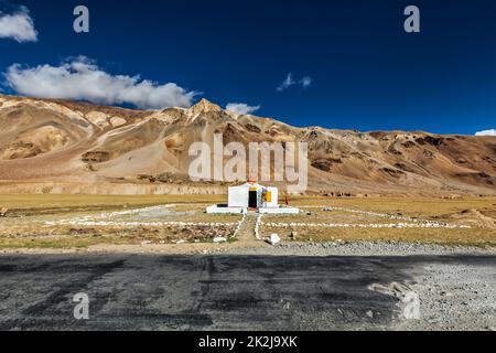 Petit temple hindou à Sarchu sur la route Manali-Leh à Ladakh, Inde Banque D'Images