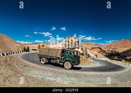 Camion de l'armée indienne sur la route dans l'Himalaya Banque D'Images